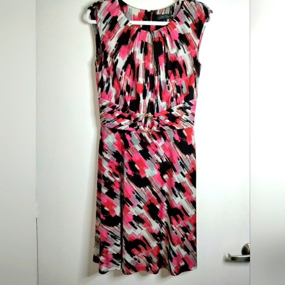 Tahari (Size 4) Multicolor Paintbrush Pattern Gold Hardware Accent Sheath Dress - Picture 3 of 11